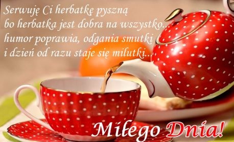 Czerwony dzbanek z herbatą i życzeniami